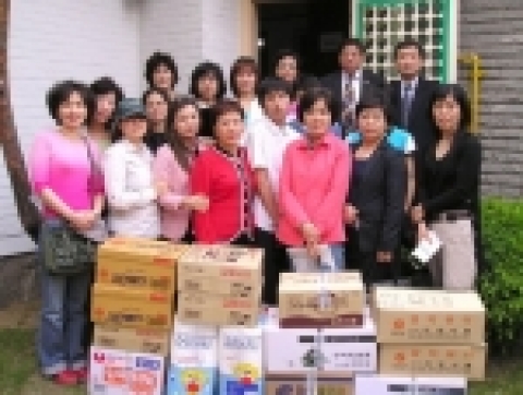 범죄예방서부지역 여성분과위원들이 기념사진을 촬영하고 있다.