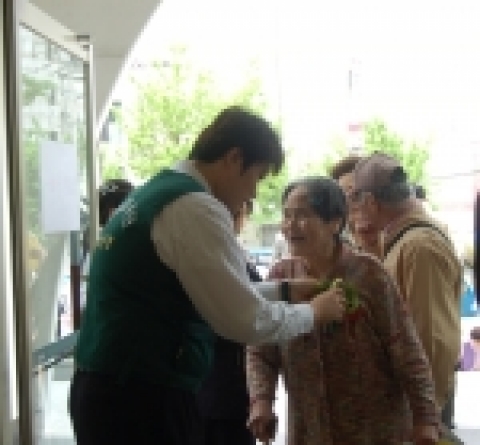부산은행 지역봉사단은 5월 8일 어버이날을 맞아 시민회관 대강당에서 열린 ‘제34회 어버이날 기념식 행사’를 후원하고 자원봉사활동을 펼쳤다고 밝혔다.