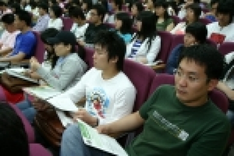 신종현 한국가스기술공사 사장의 특강을 듣는 학생들