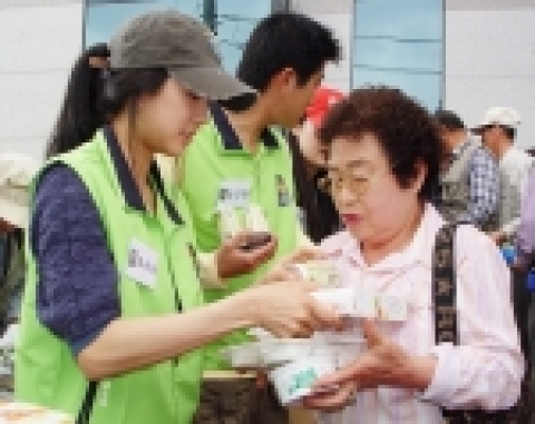 보해 직원 및 지역 대학생들로 구성된 ‘젊은 잎새 사랑 나누미’ 봉사단과 잎새주 전속모델 정려원 등 20여명이 5월 8일 오전 광주시 남구 서동에 위치한 효사랑 복지문화센터에서 광