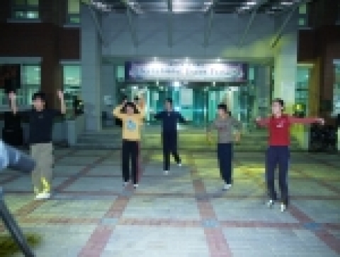 국립 경상대학교는 5월 9일 오후 5시 30분부터 잉글리시 빌리지 주변광장에서 이지프로그램 참가학생, 외국인 강사, 외국인 유학생 등 500여명이 참가한 가운데 ‘잉글리시 빌리지 
