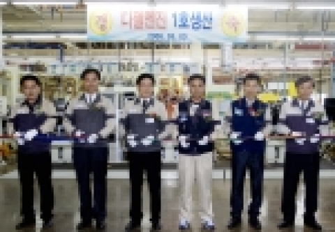 GM DAEWOO는 9일 군산 디젤엔진 공장에서 군산 사업본부 진상범 (陳尙範) 부사장 및 김준오 (金俊吳) 군산 노조 지부장 등 임직원 200여명이 참석한 가운데 디젤 엔진 1호