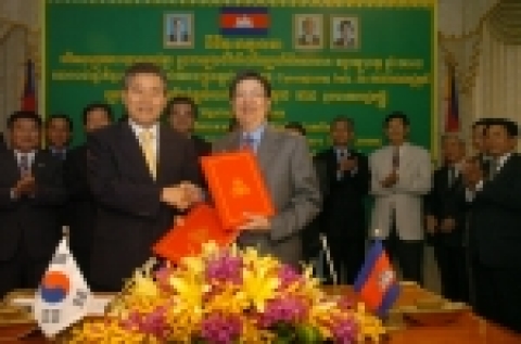 경북도와 캄보디아왕국은 지난해 10월 19일 프놈펜에서 ‘앙코르-경주세계문화엑스포2006’ 공동개최에 관한 양해각서(MOU)를 체결했다. 왼쪽 이의근 도지사, 오른쪽 캄보디아 속안