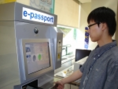 신속하고 안전한 출입국 심사 관리가 기대되는 얼굴/ 지문/ 홍채 등 바이오인증과 전자여권리더기 일체형으로 설계된 국내 최초의 전자여권용 출입국 바이오인증 시스템