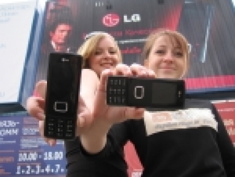LG전자가 러시아 시장에 GSM 방식 모델로 초콜릿폰(모델명:LG-KG800)을 최초로 선보였다. 이 제품은 국내에서 출시된 제품과는 달리 디자인 및 기능을 현지화해 러시아 현지의