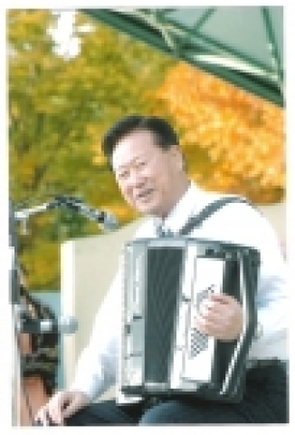 장학기금모금을 위한 아코디언거리공연 장면