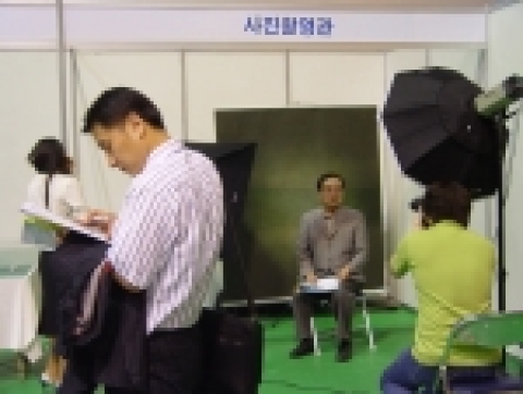 경기도가 취업포털 커리어(www.career.co.kr)와 함께 9일 오후 아주대 실내체육관에서 개최한 '경기 수원권 채용박람회'에 참가한 한 구직자가 부대행사로