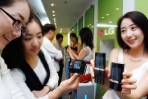LG전자가 ‘EXPO COMM KOREA 2006’에서 감각적인 디자인과 혁신적인 기술의 각종 첨단 휴대폰을 대거 공개했다.