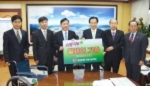 경남은행 사랑나눔재단 정경득 이사장(왼쪽에서 세번째)이 황철곤 마산시장에게 사랑나눔 휠체어 66대를 상징하는 증정판을 전달하고 있다.