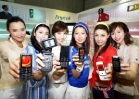 엑스포컴 코리아 2006에 참가한 삼성휴대폰. 10일부터 13일까지 서울 코엑스에서 열리고 있는 ‘제11회 엑스포콤 코리아 (EXPO COMM KOREA 2006)’에 참가한 삼성전자가 다양한 스타일의 DMB폰과 초슬림폰 등 미공개 신제품을 대거 선보이고 있다. 사진 왼쪽부터 세계 최고 화소수 '1000만화소 카메라 DMB폰(SCH-B600)', '슬림 가로본능 DMB폰(SCH-B540)' , 세계에서 가장 얇은 13.5mm 두께의 '슬림 슬라이드 DMB폰(SCH-B500)', 세계 최대 용량 '8GB 하드디스크 DMB폰 (SCH-B570)', 슬림 슬라이드폰 '스킨(SCH-V890, SPH-V8900)', '300만 화소 카메라 DMB폰(SCH-B490)'