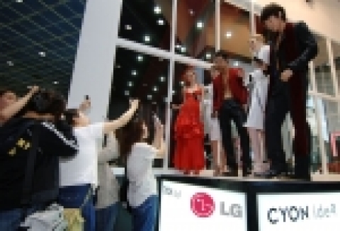 EXPO COMM KOREA 전시회를 찾은 관람객들이 G전자부스에서 진행하는  ‘블랙라벨 패션쇼’ 를 관심있게 관람하고 있다.
