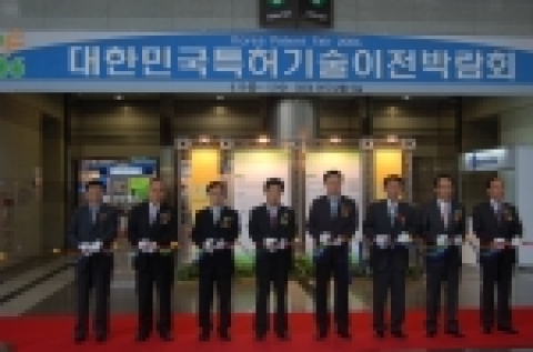 특허청(청장 전상우)은 5월 10일(수) 오전 11시에 COEX 인도양관 에서 한국발명진흥회(회장 이구택)주관으로 『2006대한민국특허기술이전박람회』를 개최했다.