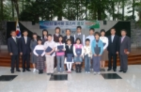 곽결호 사장(뒷불 가운데)이하 수자원공사 관계자들과 제2회 물사랑포스터 공모전 입상자 기념촬영 
