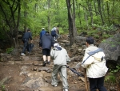 수원 광교산을 오르는 숙식보호대상자