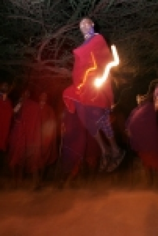 전통적 댄스(무릎 점핑춤)행사가 고유한 컬러들의 장신구들과 함께 빛을 발하며 밤을 불태우고 있다.