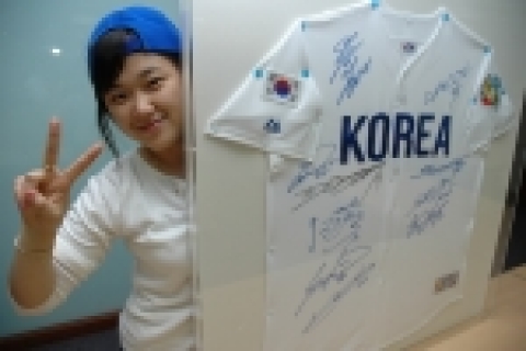 신한카드는 WBC 영웅 10걸 사인 유니폼 자선 경매 이벤트를 실시한다