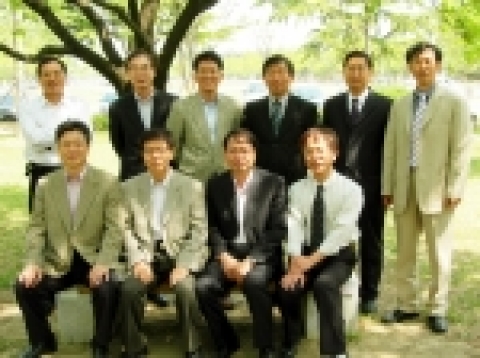 발전기금 1억원을 기탁한 컴퓨터공학 전공교수들(앞줄 좌로부터 반시계방향으로 황도삼, 윤영우, 박창현, 김욱현, 이기동, 손영호, 강병욱, 조행래, 안병철, 김종근 교수)
