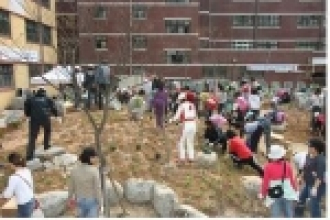 경기녹지재단은 경기도내 아파트, 부대, 학교 총 6곳 1,300여평에 지역주민들과 30,000본의 우리꽃과 400여 그루 나무를 심었다.