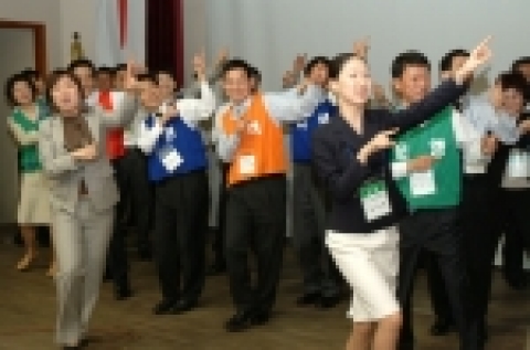 5월 11일 오전 한국씨티은행 본사 강당에서 은행지점장들이 모여 ‘고객이 열광할 수 있는 최고의 금융 서비스’를 외치며 꼭지점댄스를 추고 있다.