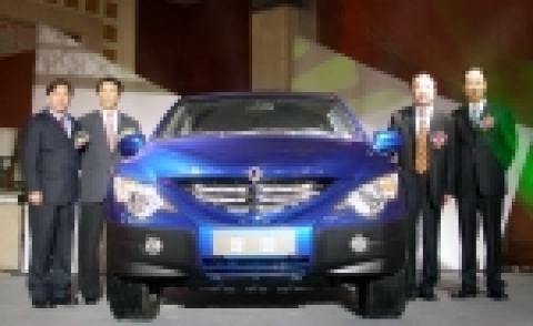 쌍용자동차 영업부문장 강문석 부사장(왼쪽 두번째)과 SAISC(Shanghai Automotive Industry Sales Co., Ltd. : 상해기차공업판매유한공사)의 후순화