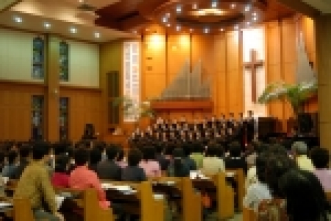 한일장신대는 5월 10일 전주중부교회를 방문해 함께 예배드리고 상호 발전을 위한 유대관계를 강화하기로 했다. 이날 신학대학원 합창단이 찬양하는 모습