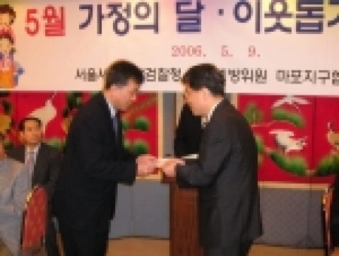고만수 소장이 장학금을 전달받고 있다.