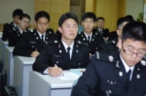 제복을 입은 군사학부 학생들 수업장면