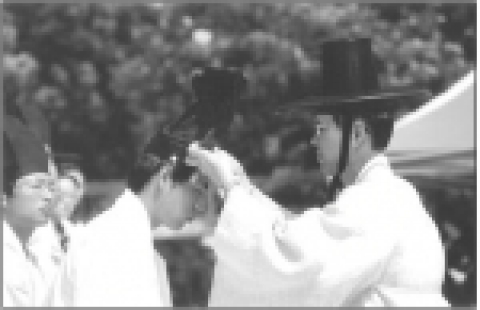 국립 경상대학교 인문대학 한문학과는 제33회 성년의 날을 맞아 15일 오후 2시 교양학관 광장에서 제17회 전통 관례·계례식을 개최한다. 사진은 지난해 행사 모습.
