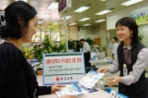 부산은행은 실물자산(Commodity)에 투자하는 수익증권 ‘우리 Commodity 인덱스 플러스 파생1호’와 ‘월드챔프 파생1호’ 등 2종류를 5월 12부터 판매한다고 밝혔다