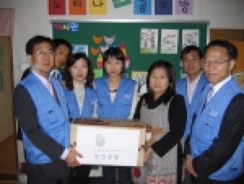 부산은행 울산사랑봉사대는 울산 호계 지역에 있는 공부방을 방문하여 이웃과 사랑을 함께 나누는 봉사활동을 5월 11일 실시하였다.