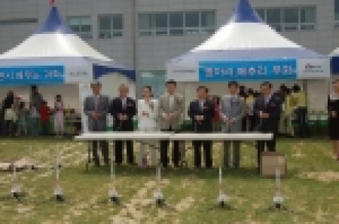 전상우 특허청장및 참석자들이 로켓발사를 하고 있다