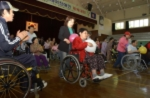 현대자동차(대표 정몽구) 울산공장 봉사모임인 ‘현자자원봉사센터’는 지난 13일(토) 울산 남구 종하체육관에서 제10회 휠체어 장애인 체육대회를 개최했다.