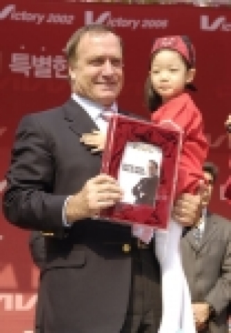 삼성전자가 5월 13일 토요일 16시부터 17시까지 1시간 동안 코엑스 밀레니엄 광장에서 독일 월드컵에서 대한민국의 승리를 기원하는 의미로 아드보카트 감독 팬 사인회를 가졌다.