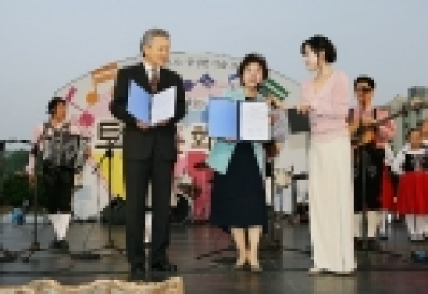르노삼성자동차 전사 커뮤니케이션 본부장 조돈영 부사장(좌측)과 국립극장 신선희 극장장(우측)의 공식후원 체결식 모습 