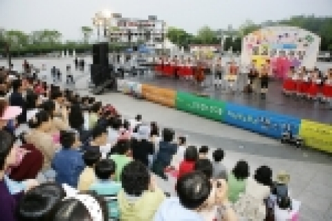 지난 13일 약 2,000여명의 관객이 하나되어 &#039;김홍철과 친구들&#039; 공연을 즐기고 있는 모습