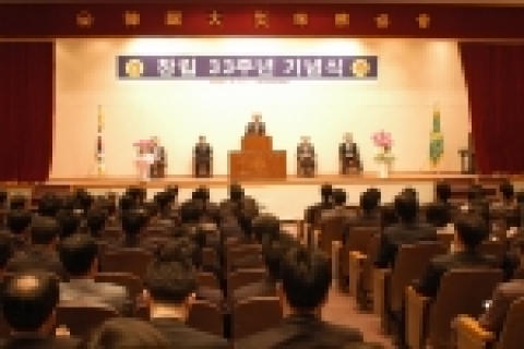 한국화재보험협회는 5월 15일(월) 오전 9시 30분 협회 1층 강당에서 협회 임·직원이 참석한 가운데 『창립 33주년 기념식』을 가졌다.