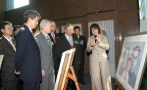 굿모닝신한증권 이동걸 사장(사진 맨왼쪽)이 내외 귀빈들과 함께 작품 설명을 듣고 있다. 