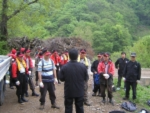부여국유림관리소(소장 김재복)는 ’06년도 봄철 산불조심기간을 맞이하여 산불위험과 미관을 해치는 국유림내 불법시설물에  대하여 이를 사전에 예방하고자 강제로 철거를 실시하였다. 