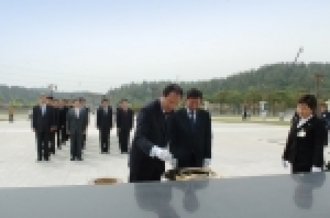 김주훈 조선대학교 총장은 광주민중항쟁 24주기를 맞아 김종중 교수협의회 의장을 비롯한 교무위원들과 함께 5월 15일 오전 11시 5·18국립묘지를 참배하고 5·18 영령들의 고귀한