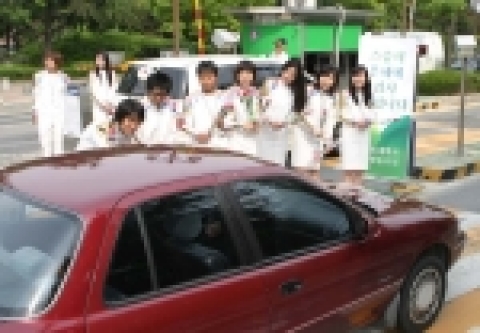 전북대 학생홍보팀은 아침 출근길에 장미꽃 500송이를 나눠주는 행사를 가졌으며, 총학생회는 성년의 날 행사로 장미꽃 1000송이를 성년의 의미를 담은 좋은 글귀와 함께 구정문에서 