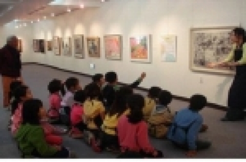 지난 4월 경북 청송 야송미술관 전시기간 중 개최한『상상으로 떠나는 미술여행』교육모습