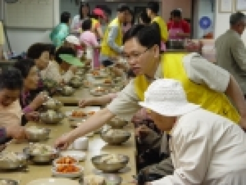 광동제약 임직원들은 가정의 달을 맞이하여 지난 5월 13일(토) 평택노인복지회관에서 평택지역 65세 이상 노인 600여분을 모시고 “5월의 한마당 효도큰잔치” 행사를 가졌다.