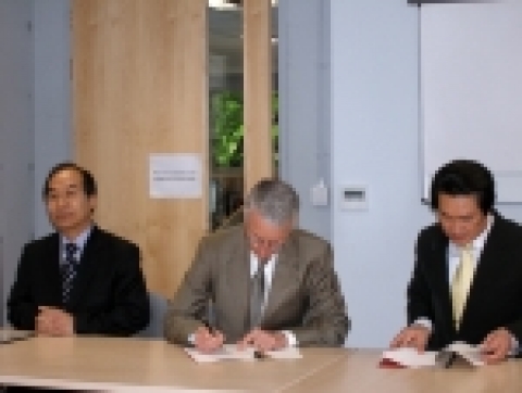 (오른쪽부터) 이상기 한국생명공학연구원장 / John Hood, Vice Chancellor, University of Oxford / 이상윤 한남대학교총장 