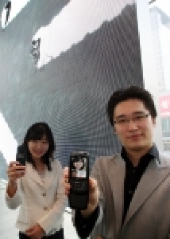 SK텔레콤이 세계 최초로 단말기 기반의 HSDPA 서비스를 5월16일 상용화 했다. 사진은 HSDPA 서비스 중 하나인 화상 채팅을 시연해 보는 모습