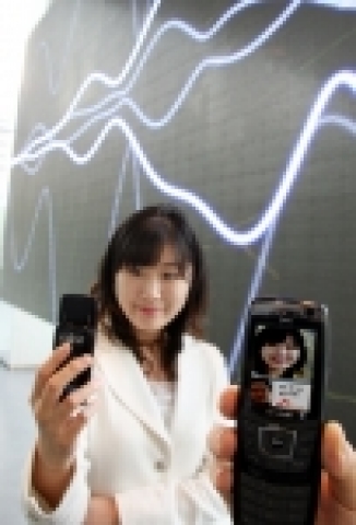 SK텔레콤이 세계 최초로 단말기 기반의 HSDPA 서비스를 5월16일 상용화 했다. 사진은 HSDPA 서비스 중 하나인 화상 채팅을 시연해 보는 모습