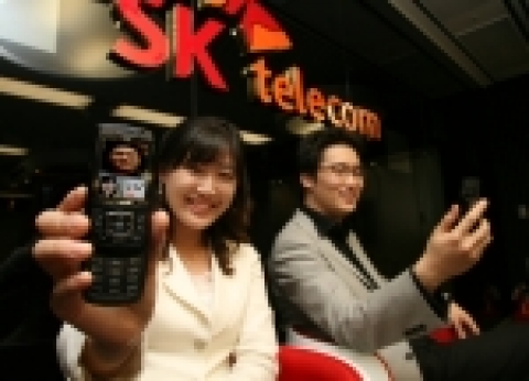 SK텔레콤이 세계 최초로 단말기 기반의 HSDPA 서비스를 5월16일 상용화 했다. 사진은 HSDPA 서비스 중 하나인 화상 채팅을 시연해 보는 모습