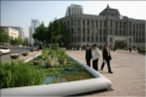 수생식물 전시회를 관람하는 시민들