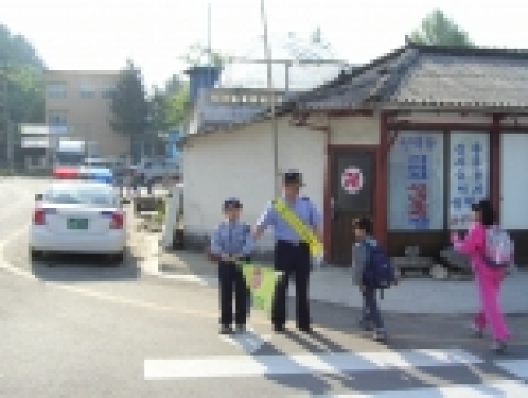 장수경찰서(서장 박관배)는 어린이보호구역 교통사고예방 일환으로 지난 4월부터 매주 화요일 학교 앞 건널목 및 주요도로에서 교통캠페인을 지속적으로 실시하고 있다.
