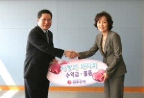 박찬진 광주은행부행장(왼쪽), 김은영 광주아동학대예방센터 소장.
