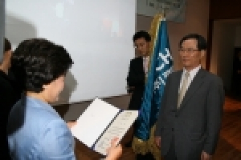 팬택계열이 여성 가족부의 ‘가족 친화 우수기업’으로 선정되어 16일 서울 양재동 교육문화회관에서 열린 ‘제2회 가정의달 기념식’ 행사에서 대통령 표창을 받았다. 시상식에서 팬택계열
